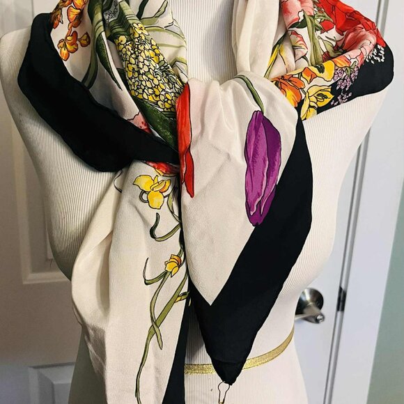 🌺 Vintage 100% Silk Floral Scarf — Italian Botanical Elegance (85 × 85 cm) - Picture 6 of 8